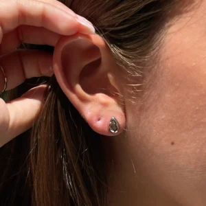 עגילי שיה כסף 925 צילום מקרוב – LEO Jewelry