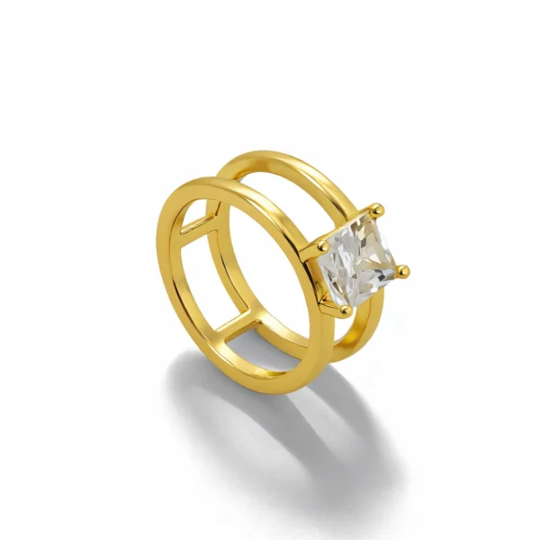 טבעת אודרי בציפוי זהב על רקע לבן – LEO Jewelry