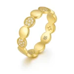 טבעת קלארה כסף 925 בציפוי זהב על רקע לבן – LEO Jewelry