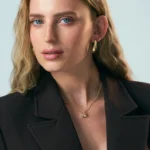 שרשרת קנדל עם תליון ריבוע ואבן שמפניה – LEO Jewelry
