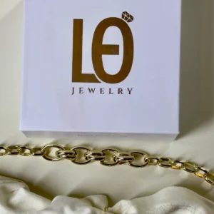 צמיד לילי זהב במבט צד המדגיש את הגימור