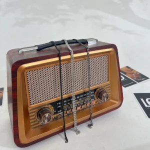 שרשרת כסף לגבר תקריב על פרטי החוליות שרשרת לגבר מבט צד המדגיש את הגימור והעובי